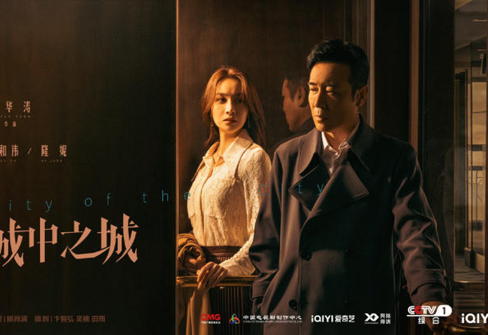 办公室人员核对文件体现职场证据链的现有图片